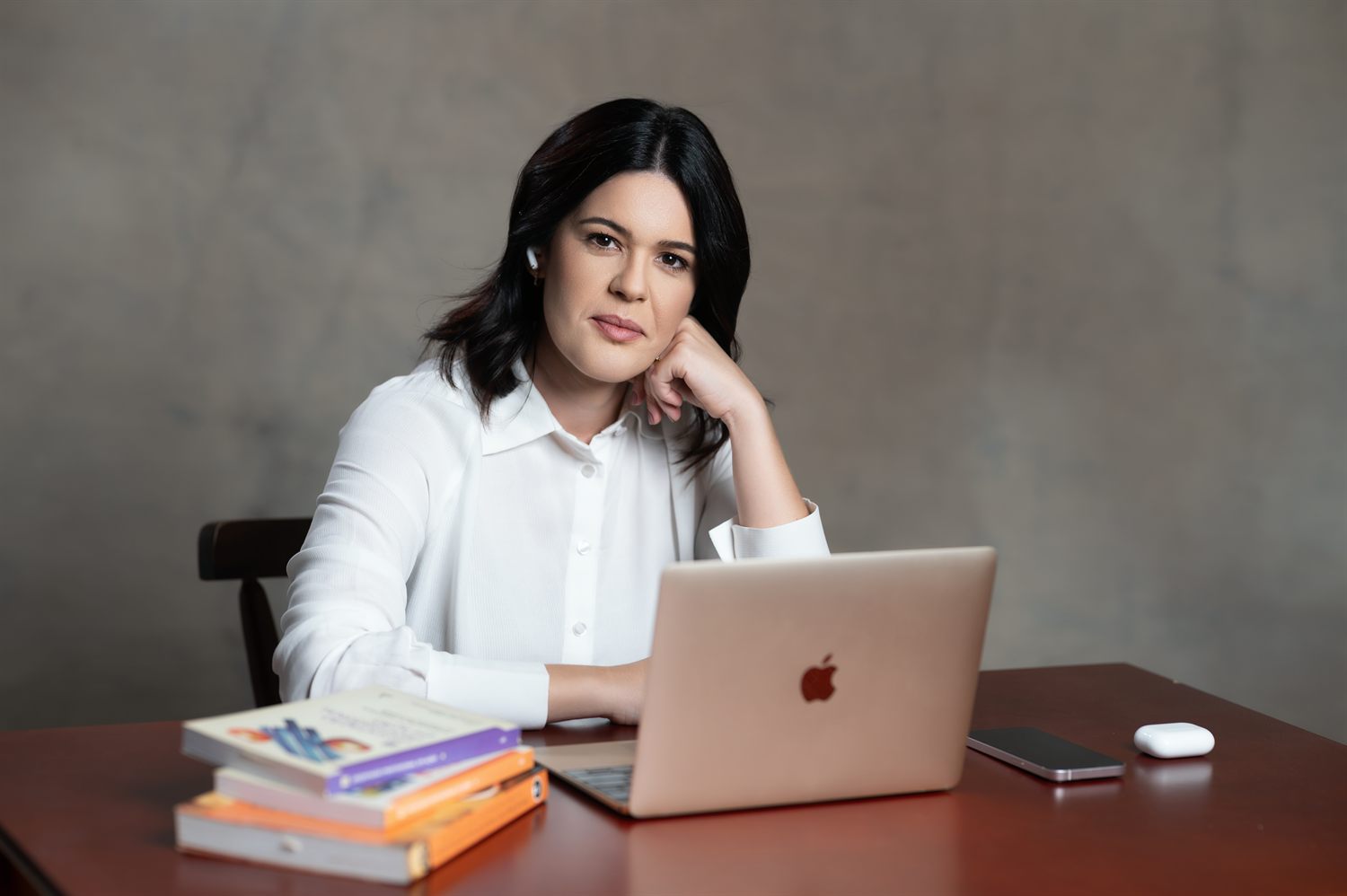 Fabiana Abath trabalhando ao computador